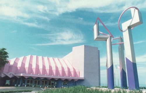 Van Wezel местные жители нежно называют Пурпурным океанарием . 
Форма здания, напоминающая морскую ракушку разработана Уильямом Весли Петерсом