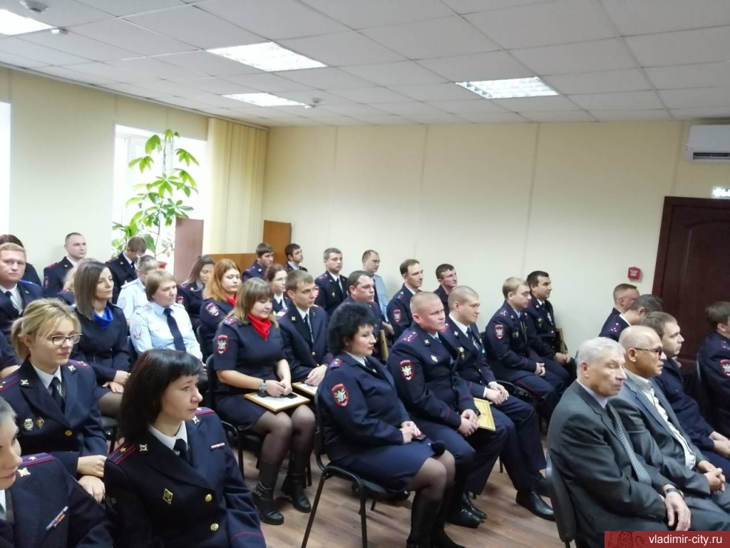 Член городской Общественной палаты поздравил сотрудников Владимирского линейного отдела МВД