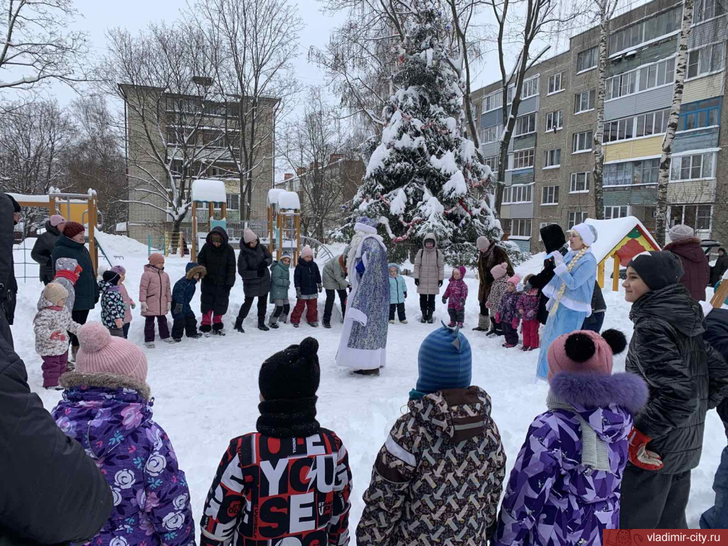 Во владимирских дворах проходят традиционные новогодние семейные праздники  | 21.12.2022 | Владимир - БезФормата