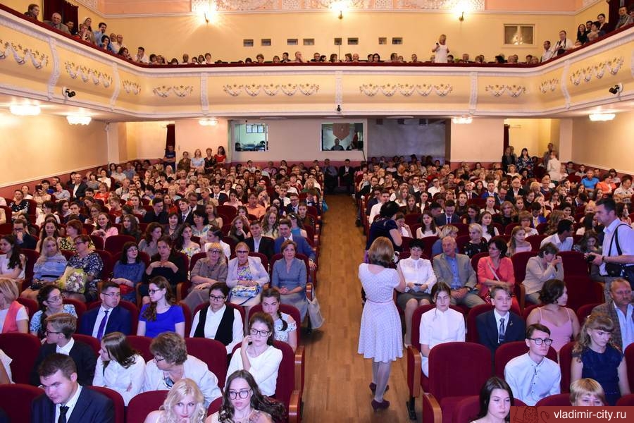 Лучших выпускников города Владимира наградили медалями