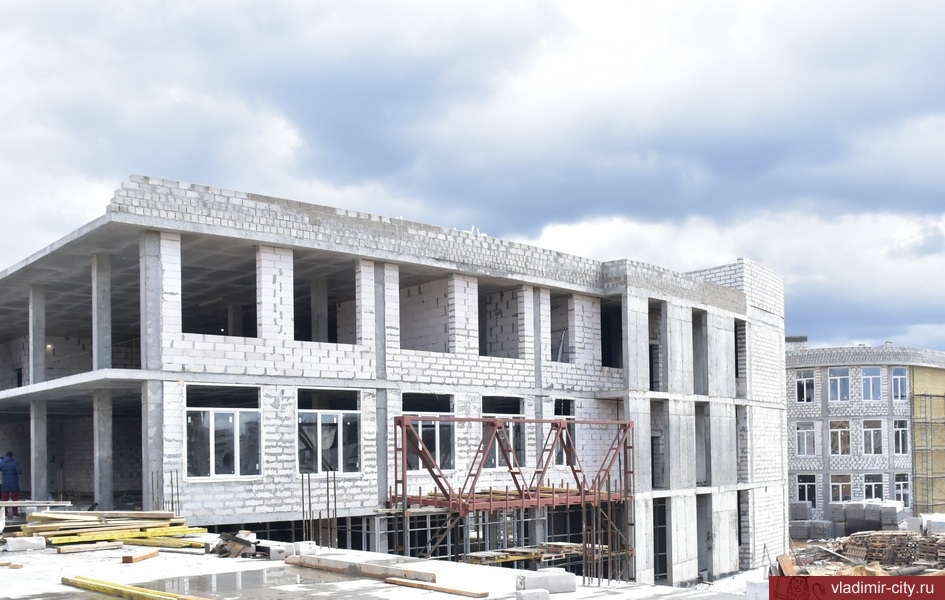 Андрей Шохин и Владимир Киселев проверили строительство новой школы в Коммунаре