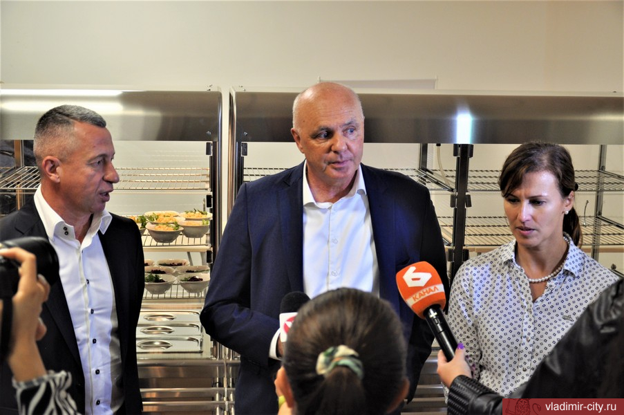 Андрей Шохин вместе с родителями учеников проверил качество школьного питания