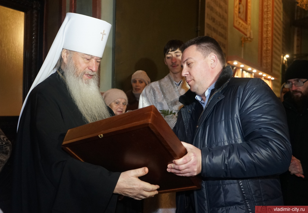 Митрополит Тихон и глава города Владимира Дмитрий Наумов поздравили владимирцев с Рождеством