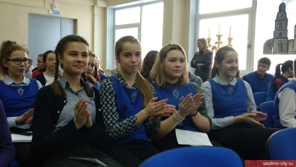 Дружеский подарок от владимирских гимназистов ребятам из Донецкой народной республики