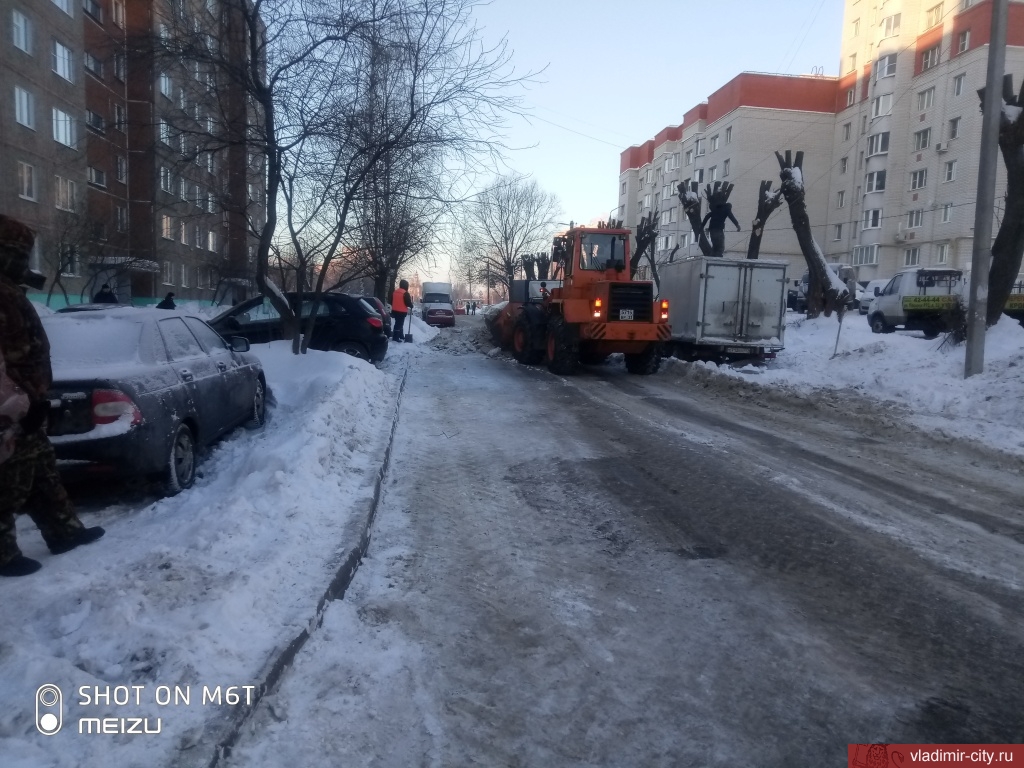 Очистка от снега и наледи внутриквартальных проездов во Фрунзенском районе