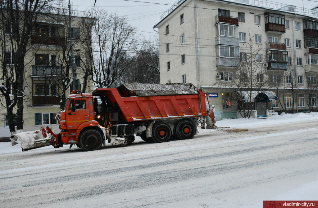Коммунальные службы Владимира с ночи ликвидируют последствия мощного снегопада
