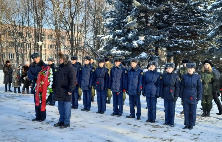 У мемориала на Князь-Владимирском кладбище прошло торжественное мероприятие в честь Дня защитника Отечества