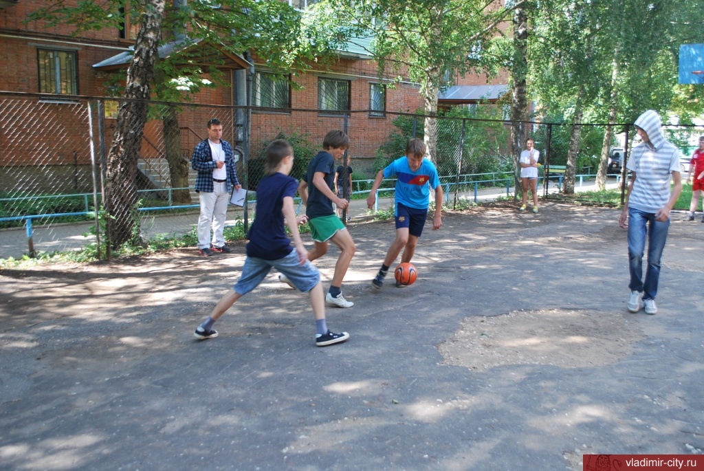 Дворовой. Дворовый футбол 90. Футбол во дворах 2000-х. Футбол во дворе 90-х. Дворовой Владимир.