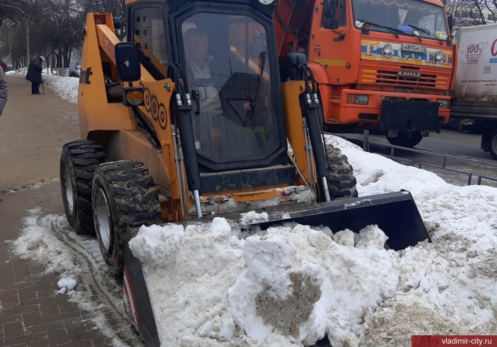 Коммунальные службы Владимира круглосуточно продолжают зимнюю уборку города
