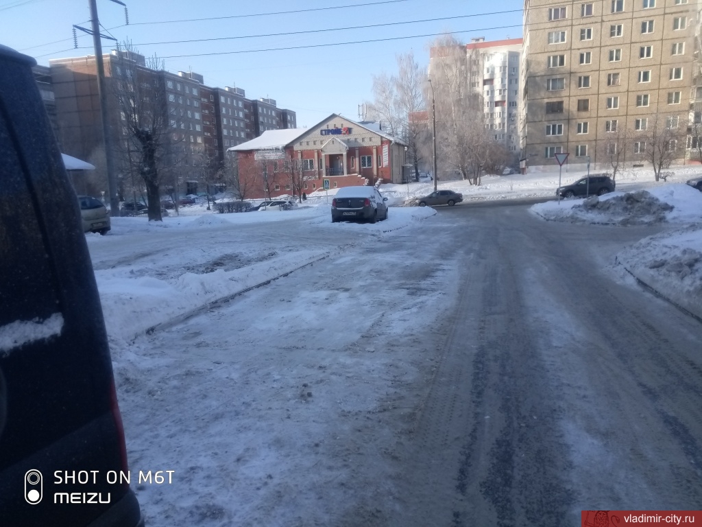 Очистка от снега и наледи внутриквартальных проездов во Фрунзенском районе