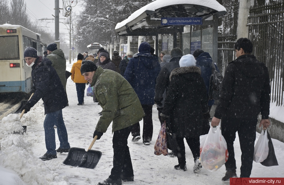 Сотрудники мэрии помогают коммунальщикам убирать снег с улиц Владимира