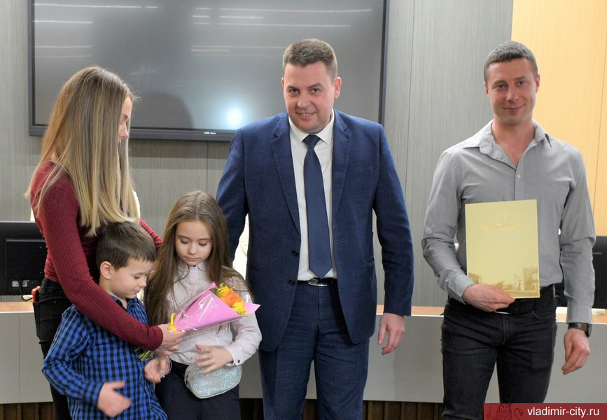 Дмитрий Наумов вручил жилищные сертификаты молодым владимирским семьям