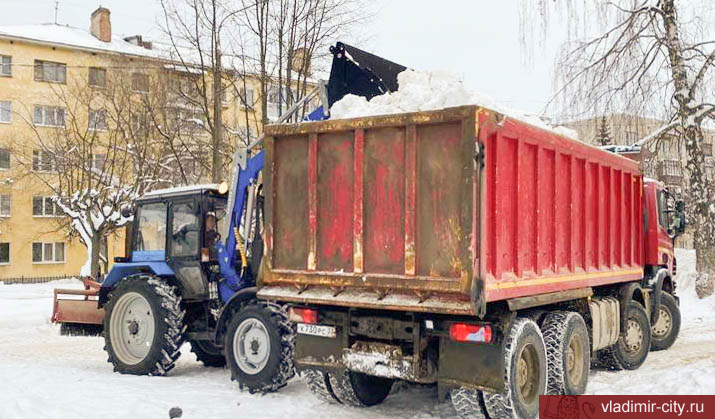 Снег с общественных пространств города убирают районные МКУ «Благоустройство»