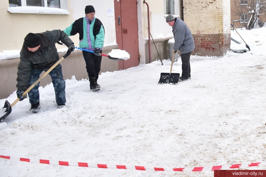 Андрей Шохин проверил работы по очистке кровель от снега и наледи 