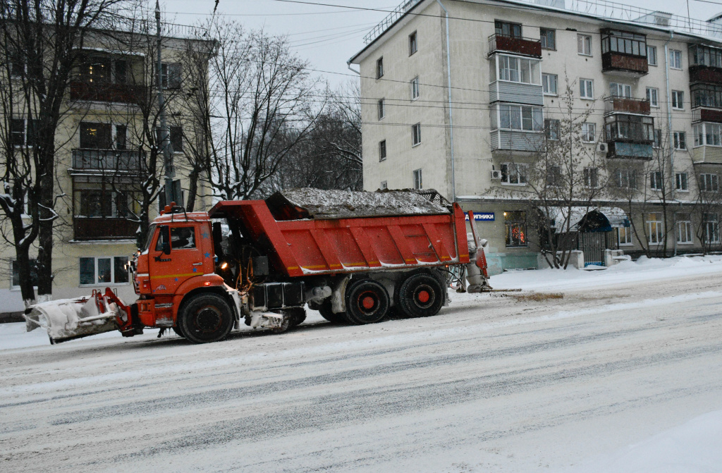Коммунальные службы Владимира с ночи ликвидируют последствия мощного снегопада