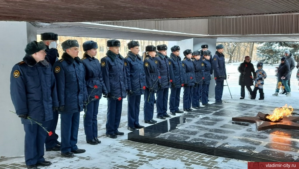 У мемориала на Князь-Владимирском кладбище прошло торжественное мероприятие в честь Дня защитника Отечества